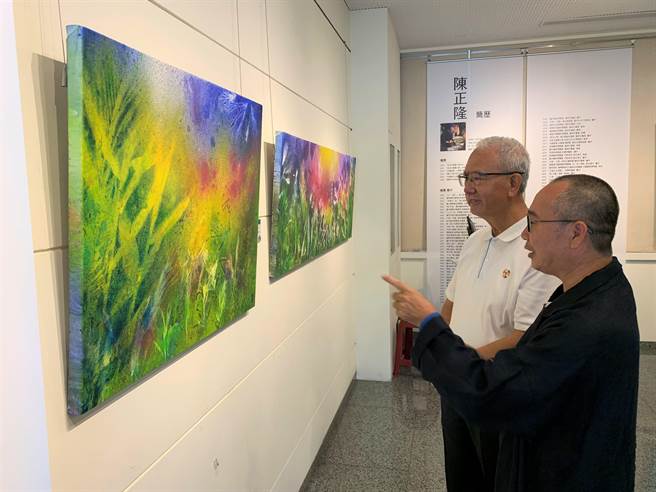 当代水墨名家陈正隆(右1)向基金会创办人魏应充介绍其展出作品(顶新和德文教基金会提／吴建辉彰化传真）