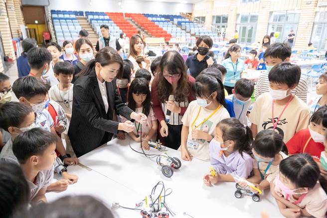 新竹市稅務局小小稅務員體驗營4日於稅務大樓文康中心熱鬧登場。（新竹市政府提供／陳育賢新竹傳真）