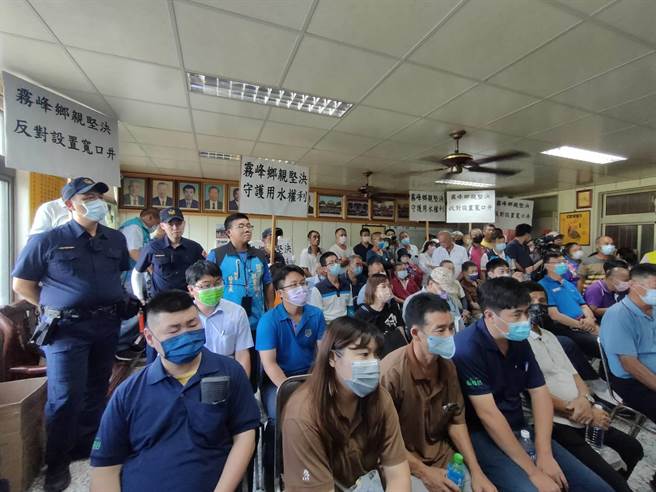 經濟部水利署中區水資源局4日於霧峰福新宮辦理烏溪伏流水第3期工程地方說明會，民眾擔憂影響灌溉與民生用水出席反對設置伏流水井。（潘虹恩攝）