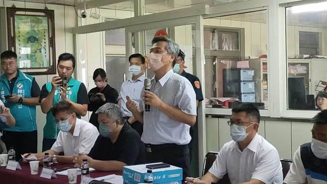 經濟部水利署中區水資源局4日於霧峰福新宮辦理烏溪伏流水第3期工程地方說明會，和地方民眾說明伏流水取用與狀況。（潘虹恩攝）