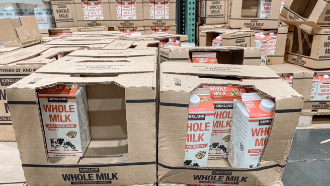 一名人夫去逛好市多時，意外遇上有中年男子莫名狂捏牛奶瓶身，還嗆聲「不行嗎」。（示意圖／楊雅婷攝）