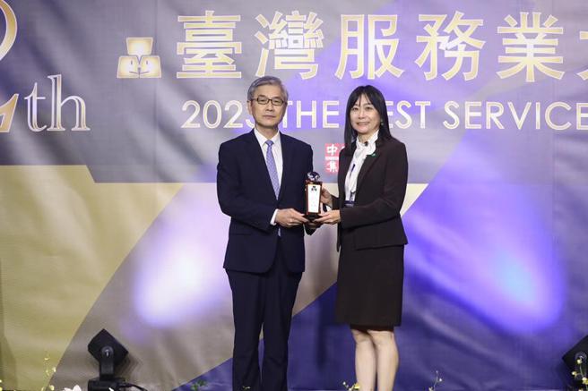 （「2023台湾服务业大评鑑」今颁奖，国泰人寿蝉联金牌奖，金管会主委黄天牧今颁奖，由国泰人寿资深副总王丽秋代表领奖。图／国泰人寿提供）