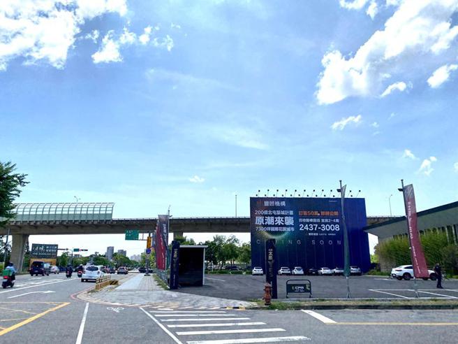 （在北屯区太原匝道的预售案丰邑「太原Yes」首批实价揭露，最高成交单价达58.69万元！图／曾丽芳）