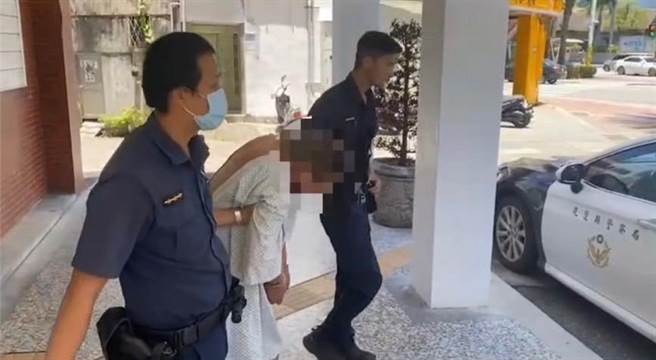 花莲一名58岁杨姓男子，今天清晨6点多突然闯进市区一间宫庙后将门反锁不开门，并持酒瓶朝警方砸，经警方对空鸣开2枪，并以优势警力逮捕后，全案依法送办。（花莲警分局提供／罗亦晽花莲传真）