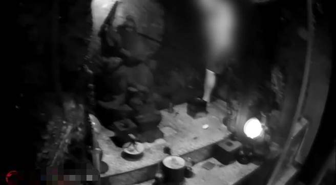 花莲一名58岁杨姓男子，今天清晨6点多突然闯进市区一间宫庙后将门反锁不开门，并持酒瓶朝警方砸，经警方对空鸣开2枪，并以优势警力逮捕后，全案依法送办。（花莲警分局提供／罗亦晽花莲传真）