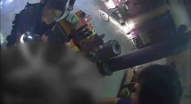 花莲一名58岁杨姓男子，今天清晨6点多突然闯进市区一间宫庙后将门反锁不开门，并持酒瓶朝警方砸，经警方对空鸣开2枪，并以优势警力逮捕后，全案依法送办。（花莲警分局提供／罗亦晽花莲传真）