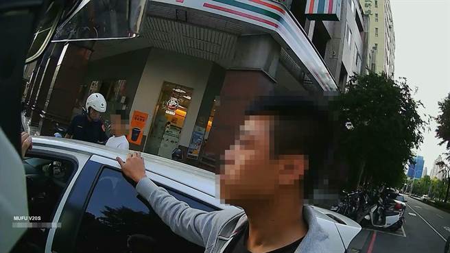 余姓热心民眾见到2名年轻男子带79岁老妇到超商提款，记下车牌报警，警方立即以车追人将两人带回厘清案情。（翻摄照片／张亦惠台中传真）