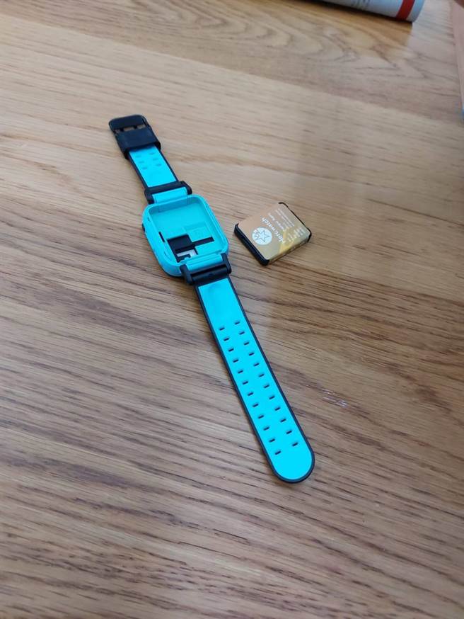 土城区10岁男童配戴的「Hero watch」儿童智慧型手表为第一代，为可更换电池的设计，易有膨胀及燃烧情形。（新北市法制局提供）