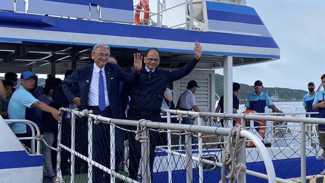 立法院长游锡堃（右）4日上午率团从宜兰县苏澳港通关登船，展开破冰直航日本冲绳县与那国町观光踩线之旅；下午5时抵达苏澳港，古屋圭司（左）等部分日本国会议员，也一起搭船访台。（吴佩蓉摄）