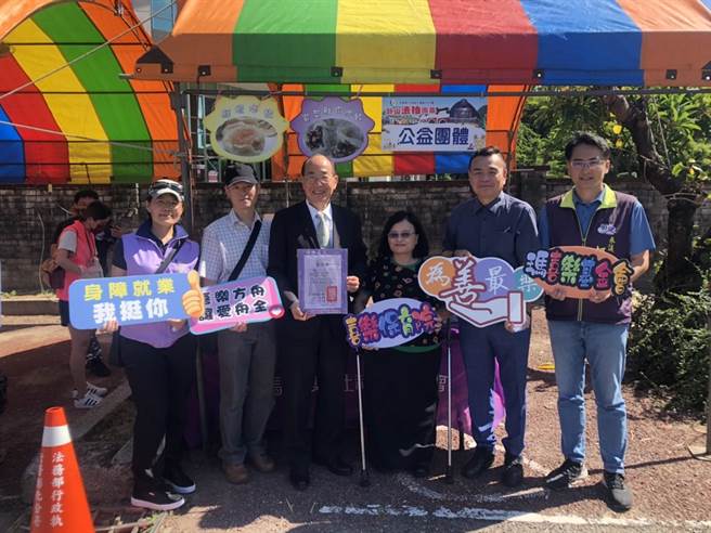 行政执行署长黄玉垣(右四)参与彰化分署盛大举办的「卦山法拍市集」(执行署提供)