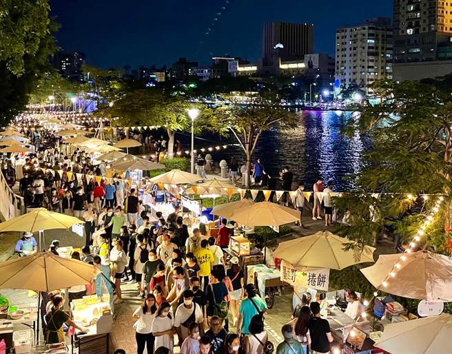 愛河灣有最Chill的海洋派對、逛愛河市集享用超人氣美食，感受高雄獨特的海洋城市魅力。（柯宗緯翻攝）