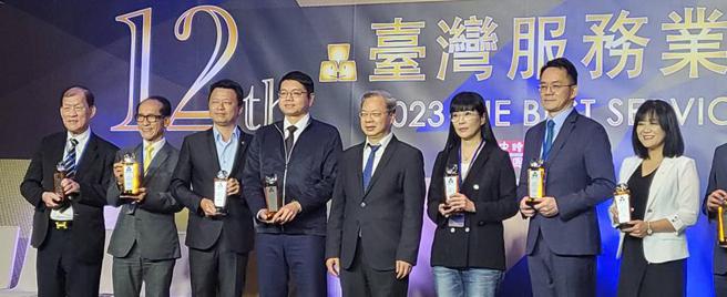 （國發會主委龔明鑫4日出席台灣服務業大評鑑頒獎。圖／呂雪彗）