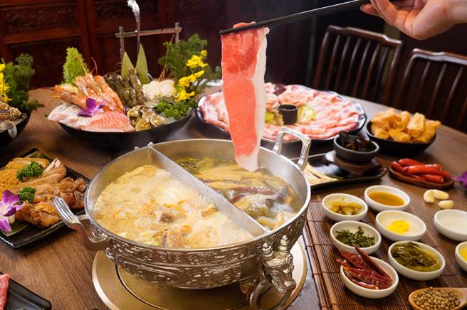 問鼎‧皇上吉祥宮廷火鍋限時推出吃到飽方案，688元起就能享用多款肉品、時蔬與丸餃。（馬辣集團提供／朱世凱台北傳真）