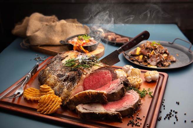「美牛狂歡節」活動期間漢來海港餐廳推出特色菜色：爐烤肋眼。（業者提供）