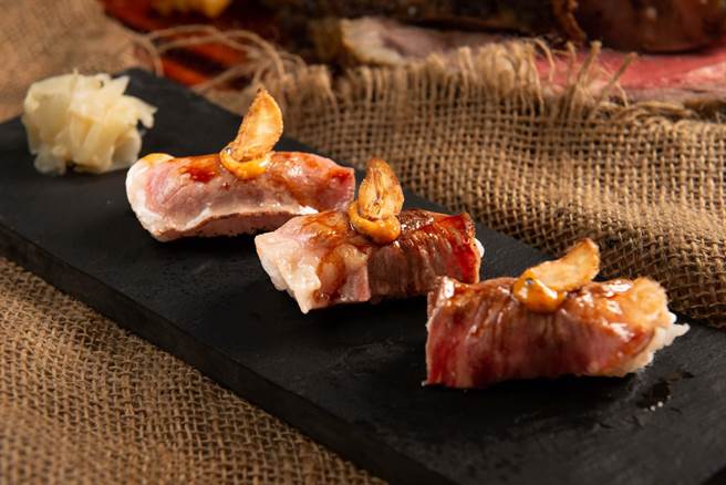 「美牛狂歡節」活動期間漢來海港餐廳推出特色菜色：牛肉握壽司。（業者提供）
