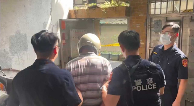 警方获报后火速将狠心杀害母亲的凶嫌连男带回侦讯以厘清案情。（图／翻摄画面）
