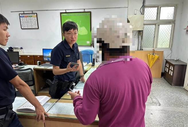 台東池上鄉有民眾今收到1封「45元停車費逾期未繳納」簡訊，員警一看立即戳破，指出這是近期冒名「遠通電收」的新詐騙手法。（台東縣警察局提供／蕭嘉蕙台東傳真）