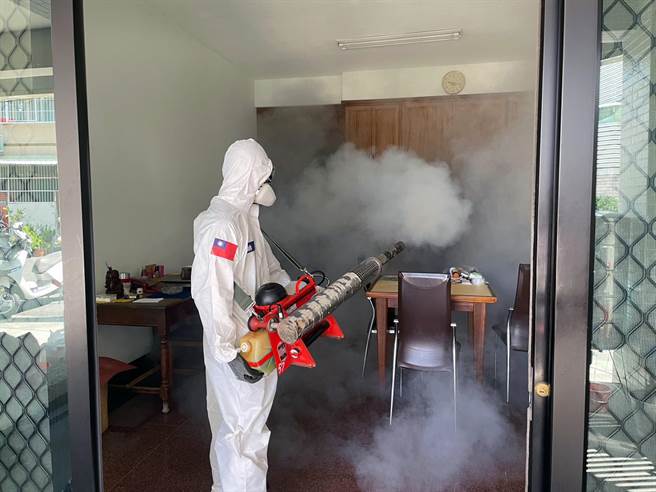 台南市登革熱疫情燒不停，衛生局卻清查發現，從2018到2021年還有348張未結案的登革熱罰單。（衛生局提供／洪榮志台南傳真）