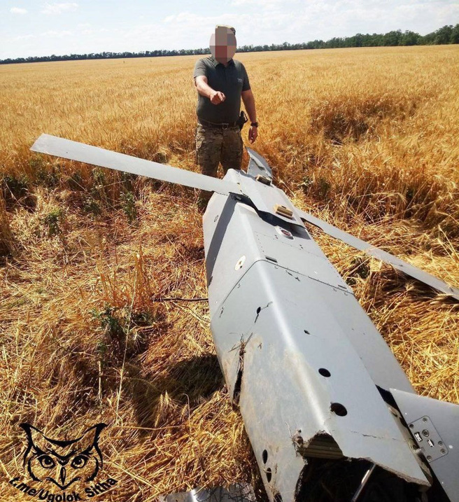 一枚风暴影飞弹的残骸遗落在梅利托波尔附近。(图/twitter)