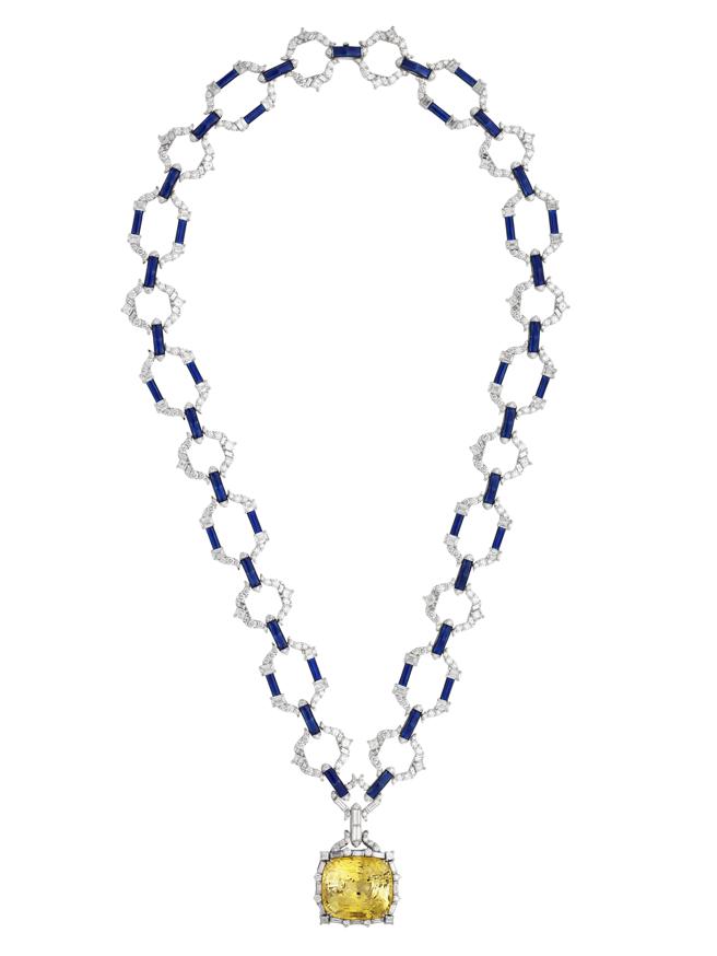 GUCCI藍色琺瑯鑽石黃色藍寶石項鍊，主石為逾104克拉黃色藍寶石，約3725萬元。（GUCCI提供／陶福媛台北傳真）