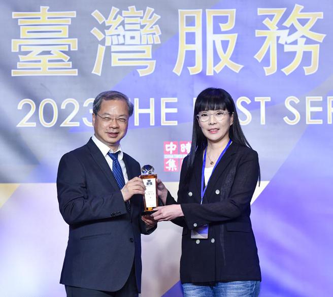 （日本JINS連鎖眼鏡品牌再獲服務業金獎。圖／王德為）