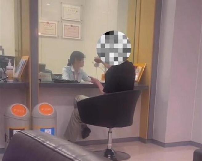 大陆的银行规定，不申报取款用途无法提款，陆男一气之下连续提款一元恶整银行柜员。（图／上游新闻）