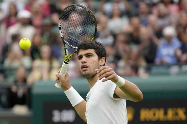 阿卡瑞茲在2023溫布頓首輪直落三強勢過關。（美聯社）