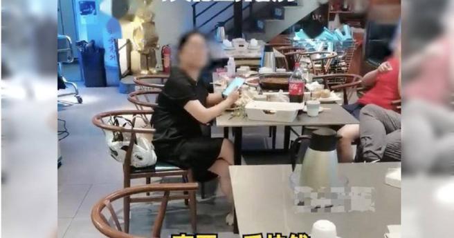 被嫩妹店员喊「阿姨」，广东妇拒买单还索赔。（图／翻摄自微博）