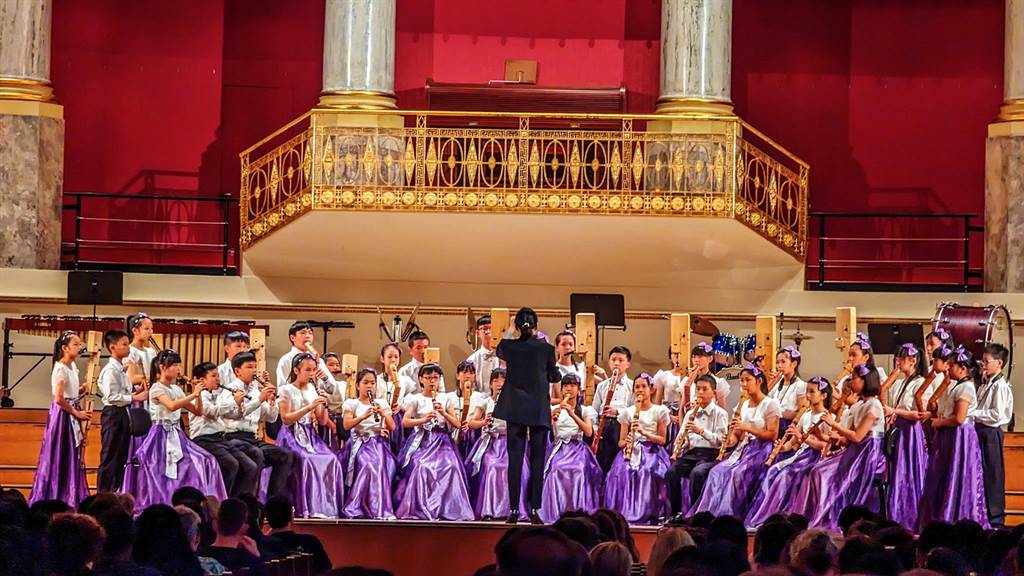 興隆國小直笛團在維也納參加國際青少年音樂節，勇奪第15屆《維也納至高榮譽》Summa合奏組第一名金獎，受邀在「維也納音樂廳」演出的殊榮。（興隆國小提供／羅浚濱新竹傳真）