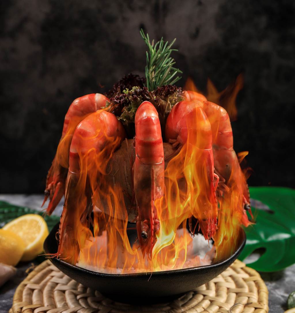 業者另外提供需要加購價的菜色，如華麗的「宮廷火焰蝦」，1份加價399元。（典華餐飲提供）
