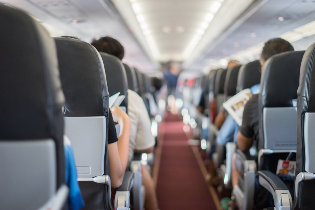 美国一名乘客刚上飞机就把座椅完全往后倒，撞倒了背后苦主的水杯。苦主狠狠地踹了对方的椅背。（示意图 Shutter Stock）(photo:ChinaTimes)