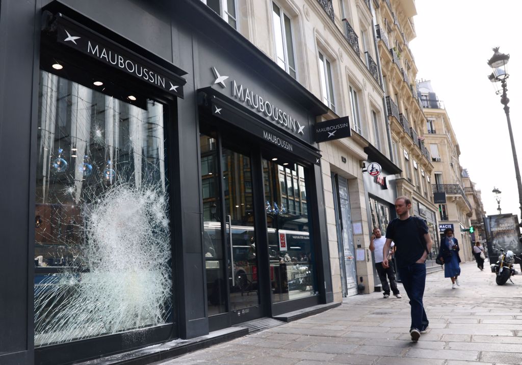 法国非裔少年奈尔（Nahel Merzouk）因拒绝临检，遭警察近距离射杀，事件在法国各大城市发酵。图为巴黎街头店家被砸毁。（图／路透）(photo:ChinaTimes)