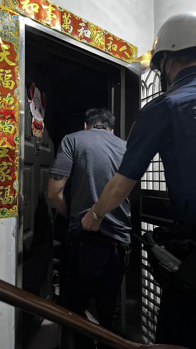 高雄46岁杨姓男子3日在饮酒过后不胜酒力，摔倒后便路倒在家外面的巷口。（高市三民二分局提供／杨舒婷高雄传真）