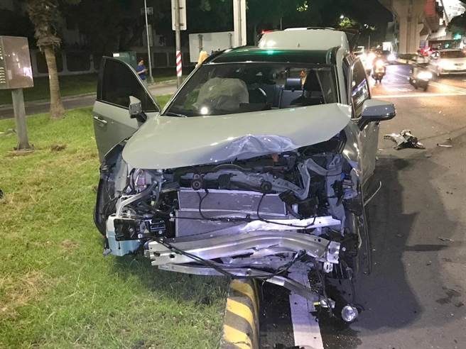 高雄左營7月4日晚間9時發生車禍，疑似未保持安全車距釀禍。（翻攝照片／林瑞益高雄傳真）