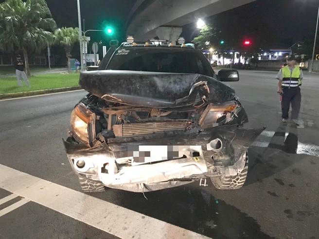 高雄左營7月4日晚間9時發生車禍，一輛汽車毀損嚴重。（翻攝照片／林瑞益高雄傳真）