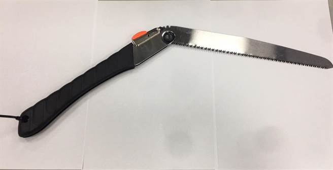 张男为台币2000元债务竟酒后壮胆，携带锯子至他人工作场所讨债，此行为已造成他人身心恐惧及影响公眾维安，警方询后依刑法恐吓罪及恐吓公眾罪移送桥头地方检察署侦办。（警方提供／林雅惠高雄传真）