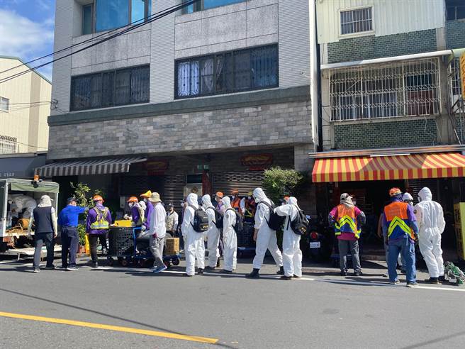 台南市环保局与国军今天动员140人在仁德区、东区筑起防火墙大清消。（曹婷婷摄）