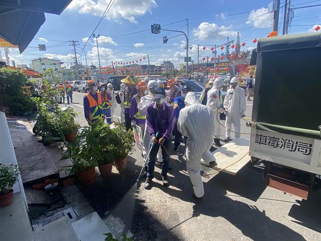 台南市环保局与国军今天动员140人在仁德区、东区筑起防火墙大清消。（曹婷婷摄）