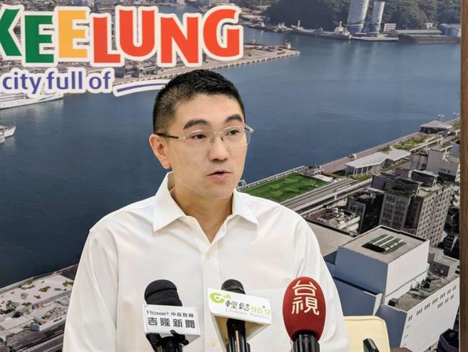 基隆市长谢国梁5日上午接受媒体专访，表示他将全力支持国民党提名的总统参选人侯友宜，并希望能看到蓝营能团结非绿阵营，进行更多合作。（张志康摄）