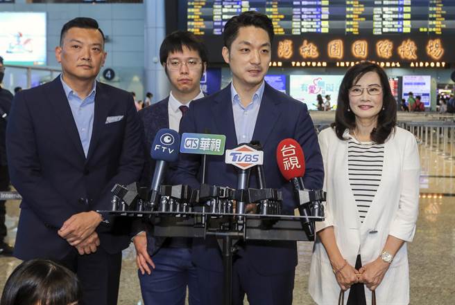 台北市长蒋万安5日启程出访新加坡，这是蒋万后上任后首度出访，他在出关前发表简短谈话表示，新加坡在城市治理方面有很多值得台北市借镜学习，将就交通、都市发展、环境永续及智慧城市等4个面向与新加坡交流。（陈麒全摄）