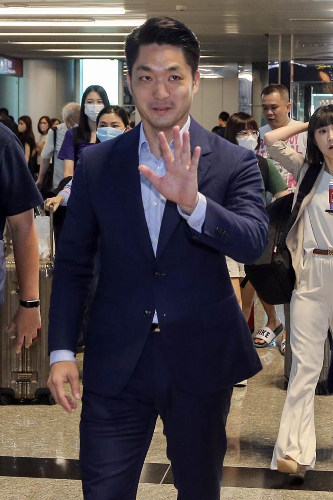 台北市长蒋万安5日启程出访新加坡，这是蒋万后上任后首度出访，他在出关前发表简短谈话表示，新加坡在城市治理方面有很多值得台北市借镜学习，将就交通、都市发展、环境永续及智慧城市等4个面向与新加坡交流。（陈麒全摄）