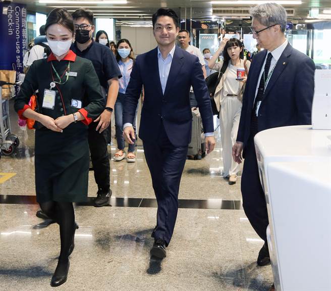 台北市长蒋万安5日启程出访新加坡，这是蒋万后上任后首度出访，他在出关前发表简短谈话表示，新加坡在城市治理方面有很多值得台北市借镜学习，将就交通、都市发展、环境永续及智慧城市等4个面向与新加坡交流。（陈麒全摄）