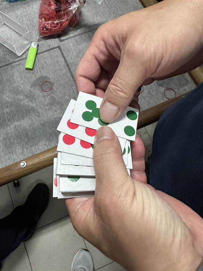 警方於該賭場查獲52人及查扣相關證物。（翻攝照片／高雄洪靖宜傳真）