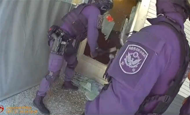 特勤警先破門而入。（翻攝照片／高雄洪靖宜傳真）
