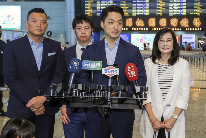 台北市長蔣萬安5日啟程出訪新加坡，這是蔣上任後首度出訪，他在出關前發表簡短談話表示，新加坡在城市治理方面有很多值得台北市借鏡學習，將就交通、都市發展、環境永續及智慧城市等4個面向與新加坡交流。（陳麒全攝）