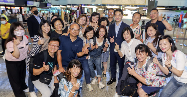台北市長蔣萬安5日啟程出訪新加坡，這是蔣上任後首度出訪，在抵達桃機時，不少旅客找他合影。（陳麒全攝）