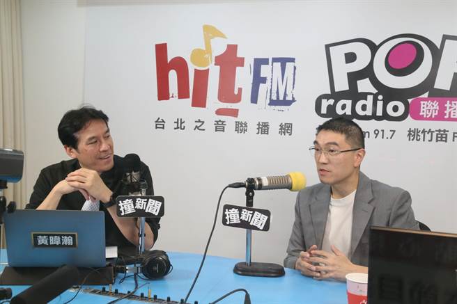 基隆市长谢国梁（右）接受广播媒体专访，表示将保留一部分名额予民眾加价购买自己心仪的电动机车。（《POP撞新闻》节目提供／张志康基隆传真）