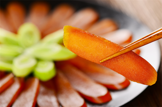 周男假扮成水產公司的總經理，致電要求員工把公司的烏魚子和6000元交給他假扮的「攝影師」。（示意圖／Shutterstock）