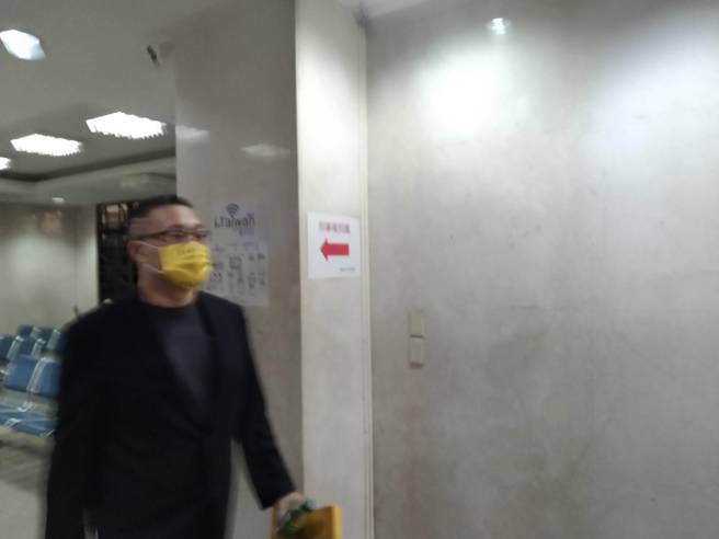 涉强吻锺沛均！朱学恒「被告身分」首度现身北检应讯。(陈志贤摄)