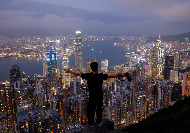 香港1997年遇到首個變局，回歸後陸續爆發移民潮。結果在中國大陸的政策支持，香港卻有了更多元的發展機會。當然，過程中也不是毫無波折，2019年的反送中抗爭、2020年起蔓延的新冠疫情，接連重擊香港經濟，不少外資企業因而看衰香港，並將總部撤出，儘管看似將亞洲金融中心寶座讓給新加坡，實際上香港並沒有停止前進！（圖/ 遠見提供）